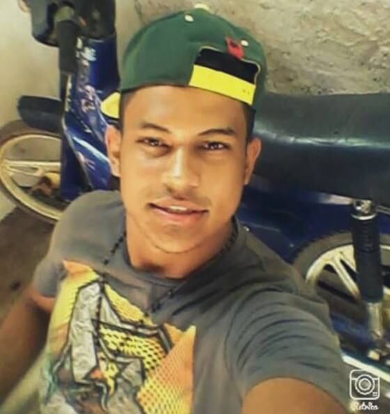 Oliveira bebeu durante todo o sábado. Já na madrugada de domingo, ele
invadiu a casa da ex-mulher, onde dormiam a vítima e os dois filhos dela, uma
menina de 13 e João Vitor (foto), de 18. Os dois irmãos dormiam no mesmo quarto. O suspeito
os trancou no cômodo e, em seguida, entrou no quarto da ex-mulher e começou a
golpeá-la com o facão