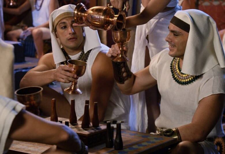 Quando o Faraó estava de bom humor, ele mandava distribuir cerveja para o povo hebreu. Essa era a única oportunidade de eles provarem a bebida, que só era frequentemente consumida pela alta sociedade egípcia

+ Assista: Câmera Record recria o cardápio da época de Os Dez Mandamentos

+ Equipe relata experiência com receitas de pratos da época de Moisés

> Acesse o R7 Play e assista na íntegra a todos os programas da Record! Clique e experimente!
