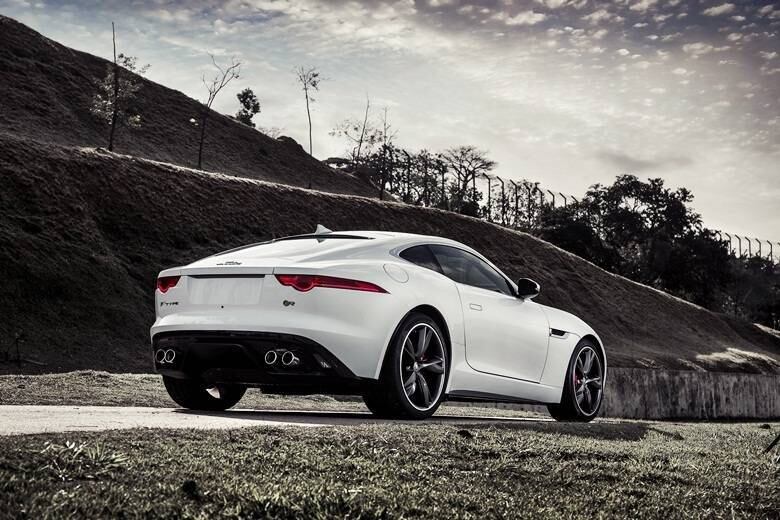 Sucessor espiritual do E-Type, carro mais emblemático da história da Jaguar, o F-Type já é comercializado no Brasil desde agosto de 2013 na versão conversível. Mas caberá ao cupê, que acaba de chegar às lojas, a missão de intimidar os esportivos tradicionais, especialmente o Porsche 911, apontado pela própria marca felina como seu maior rival. Tal empreitada ficará a cargo da "envenenada" versão R, com o motorzão 5.0 V8 Supercharger de 550 cv