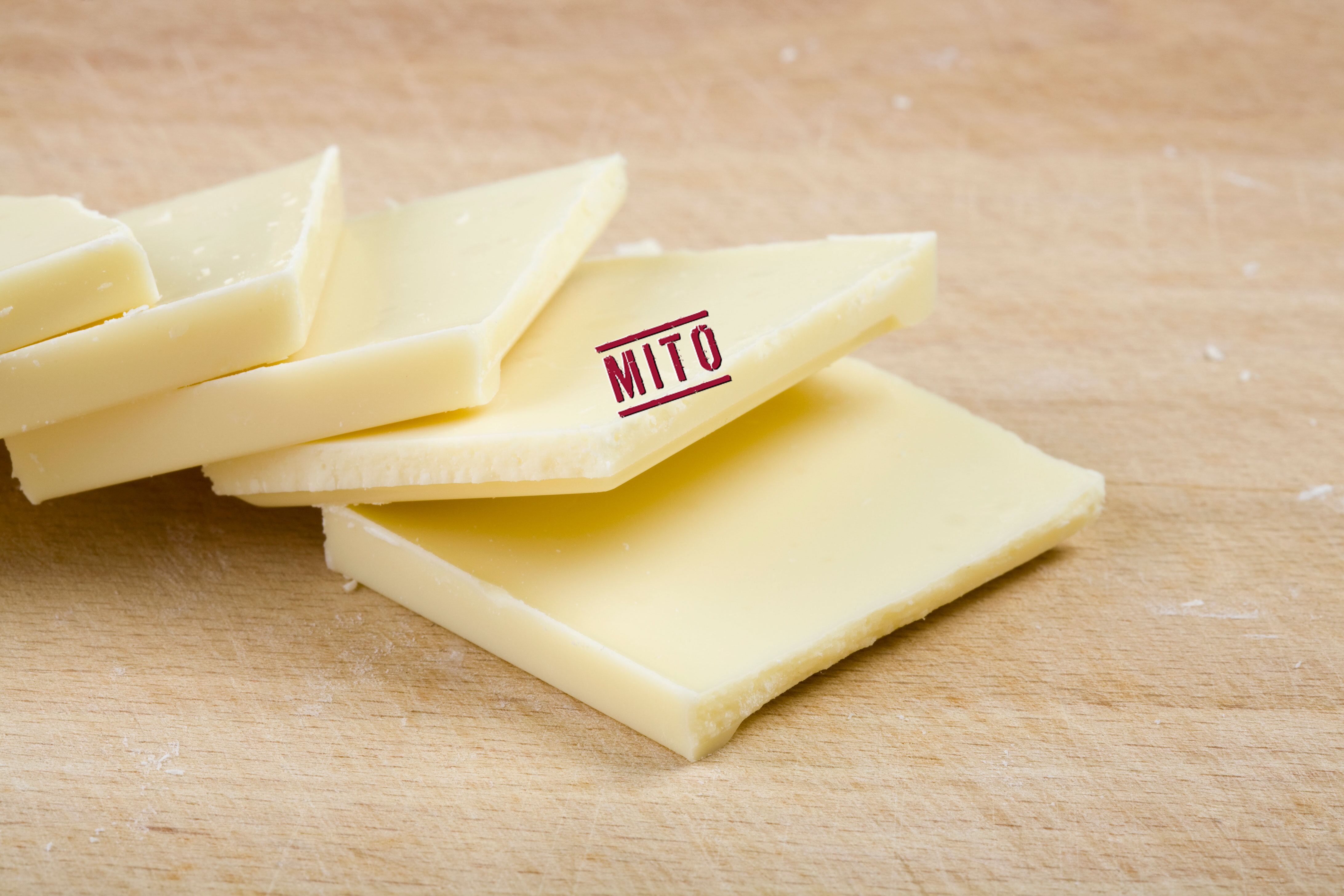 Chocolate
branco engorda menos?

A versão branca é composta basicamente por manteiga
de cacau, leite e açúcar. Essa combinação faz com que ela não seja considerada chocolate, já que não possui a massa do cacau e as mesmas substâncias benéficas
do alimento. Além disso, a concentração calórica e de gorduras saturadas é
maior que na versão ao leite e amarga. Neste caso, a quantidade consumida do chocolate branco deve ser ainda mais controlada