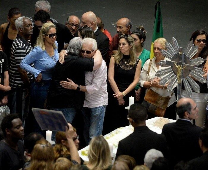 O apresentador Carlos Alberto de Nóbrega recebeu um abraço emocionado do amigo Leão Lobo