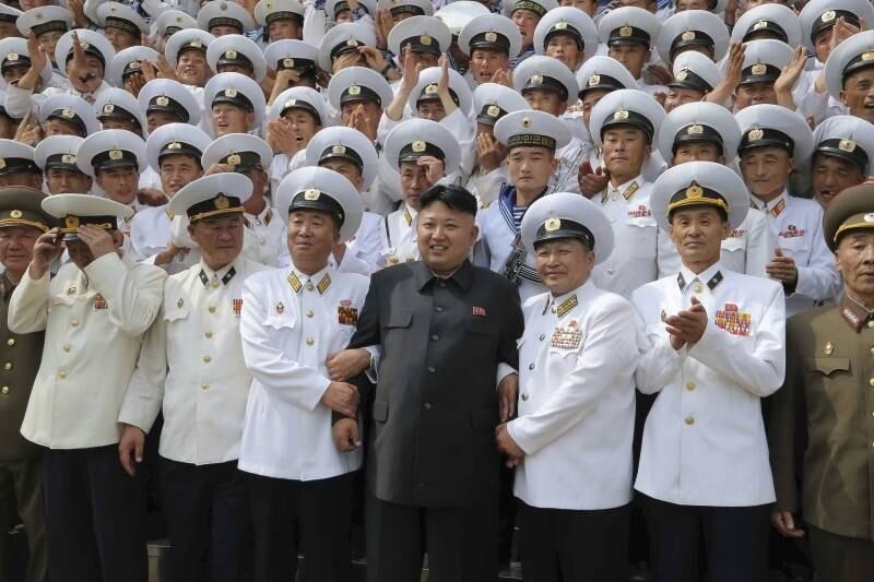 Kim Jong Un, líder
norte-coreano, posa com oficiais e marinheiros do Exército Popular da Coreia
durante inspeção na organização

 