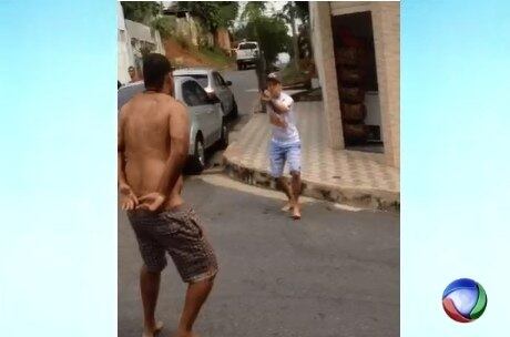 Policial atirou diversas vezes contra o vizinho