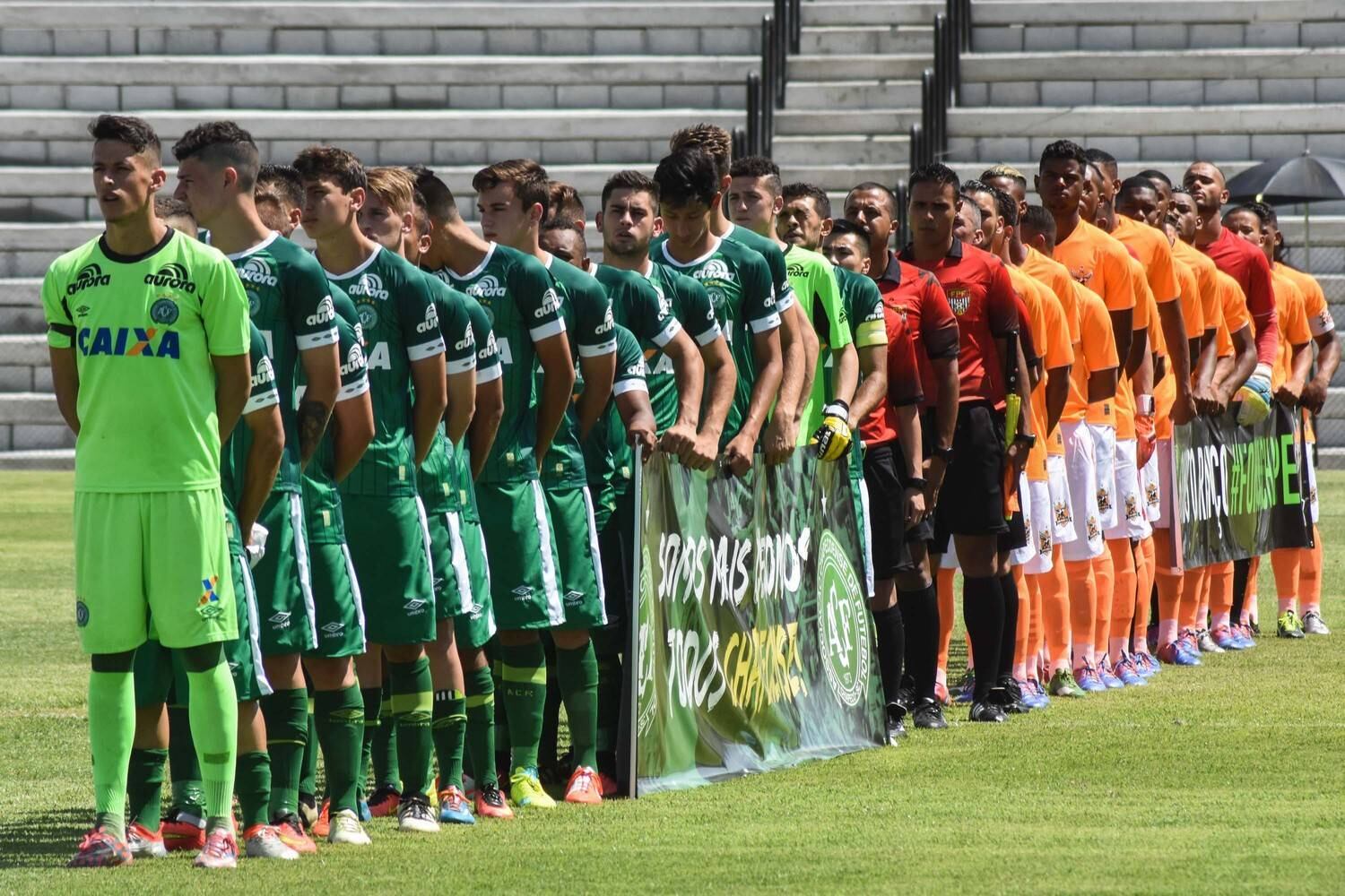 Os jogadores da Chapecoense entraram com uma faixa com a mensagem: "Somos mais que 11, somos todos Chapecoense"

Leia as últimas notícias sobre a queda do avião da Chapecoense