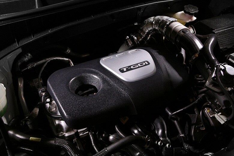 Mas apesar do parentesco, o New Tucson é bem mais sofisticado que os anteriores. A começar pela mecânica. Todas as versões do SUV virão com o moderno o moderno motor 1.6 turbo a gasolina, com injeção direta de gasolina, 177 cv de potência a 5.500 rpm e um belo torque de 27 kgfm entre 1.500 e 4.500 rotações