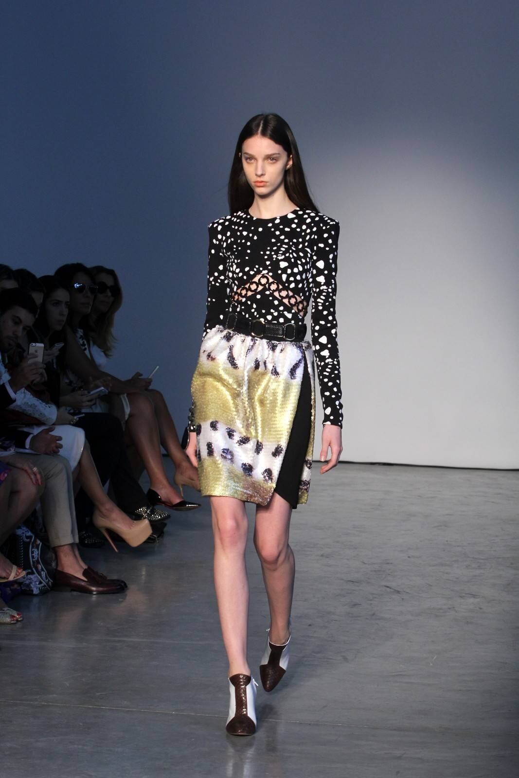 O segundo dia de desfiles da temporada inverno 2015 da São Paulo Fashion Week começou com a coleção do estilista Pedro Lourenço, nesta terça-feira (4). As modelos entraram na passarela após uma hora de atraso e vestiram peças feitas de diferentes materiais, que iam desde os trabalhos com paetês até detalhes com argolas de meta. Além dos casacos e saias que deram um ar sexy à coleção, as sandálias com saltos largos, arredondados e amarrações no tornozelo também foram destaque na passarela