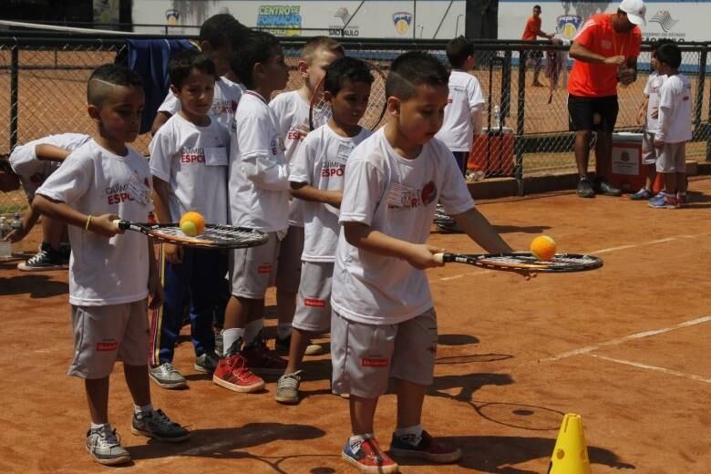 Centro oferece aulas gratuitas de tênis no Ginásio do Ibirapuera