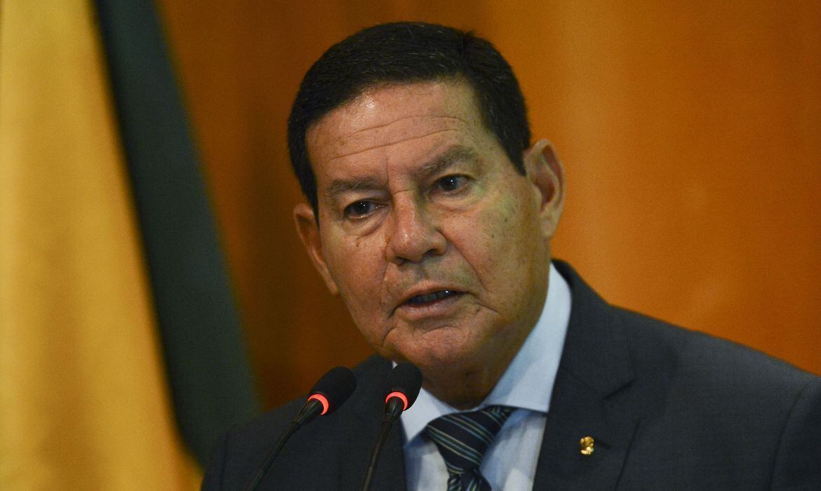 O vice-presidente Hamilton Mourão: 'Tem gente que não consegue chegar ao hospital. Temos que corrigir'