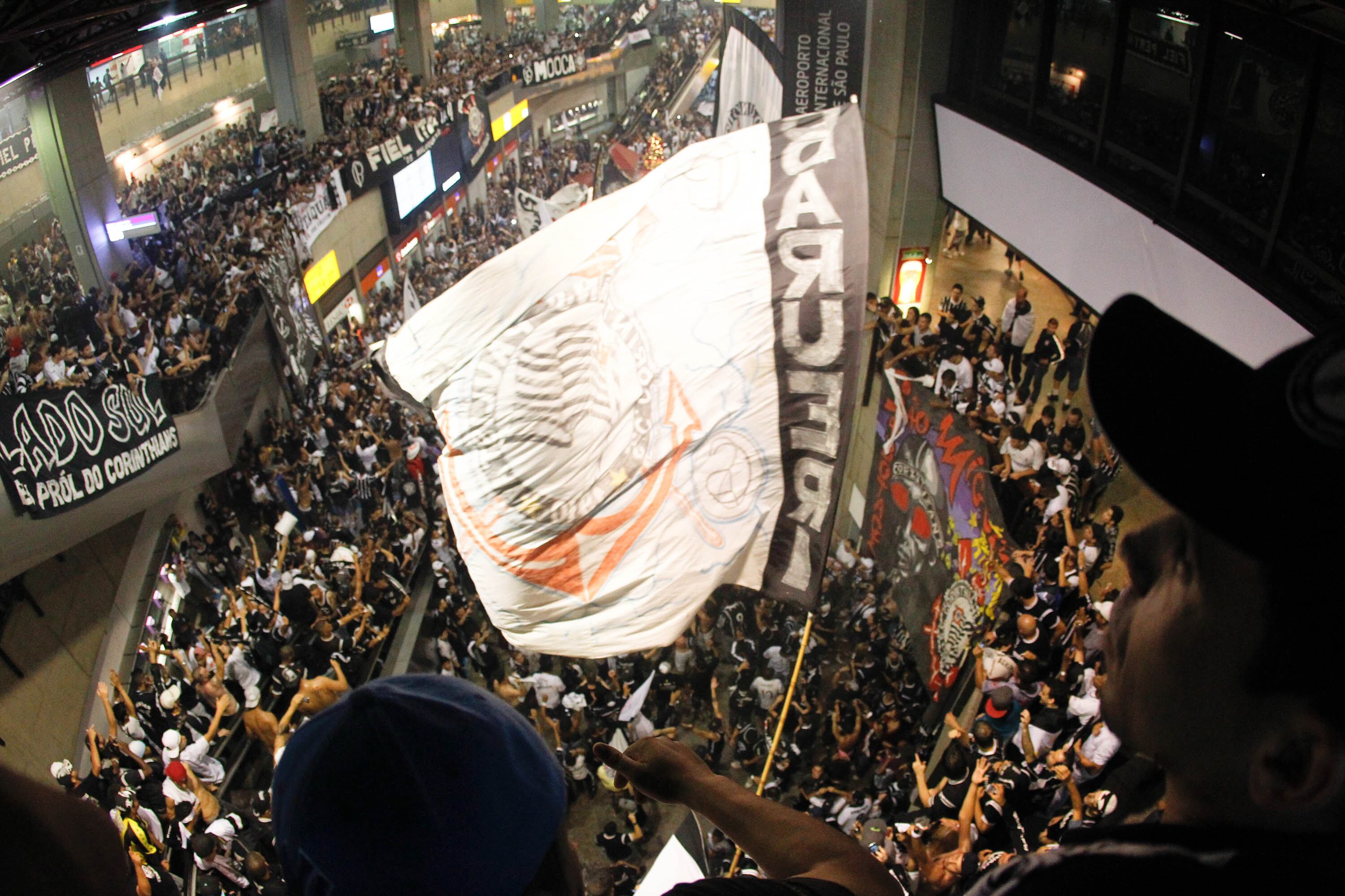 A festa dos torcedores do Corinthians no embarque do time para a disputa
do Campeonato Mundial de Clubes terminou em confusão no aeroporto de
Cumbica, em Guarulhos, na noite desta segunda-feira (3)
