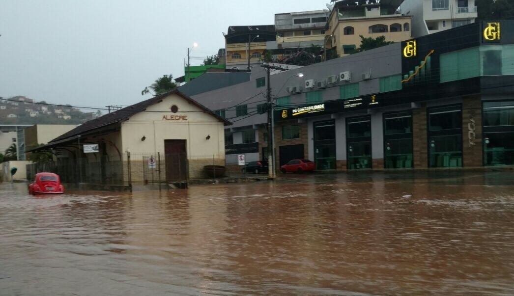 Uma forte chuva atingiu o município de Alegre e causou alagamentos em todas as ruas do centro