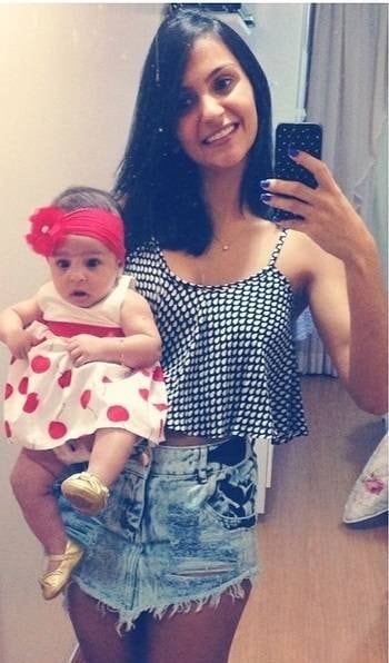 O que não se sabe é se ela puxou todo esse charme do pai ou da mãe, que aparece com Lara na foto 