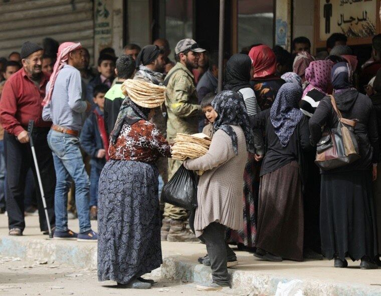 Para a Reuters, uma autoridade curda síria revelou que mais de 200 mil pessoas que haviam fugido da ofensiva de Afrin estavam sem abrigo, comida ou água em áreas próximas, até a última segunda-feira (20). O retorno à cidade ocorre após o local ter ficado interditado por alguns dias, por motivos de segurança