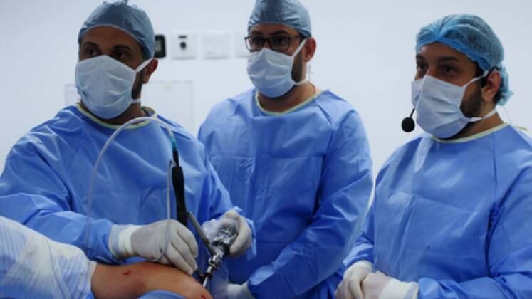 Além disso, a série mostra a tecnologia que sai do país e operações ortopédicas que são transmitidas de São Paulo para o exterior – um evento que deixa tenso o centro cirúrgico do hospital