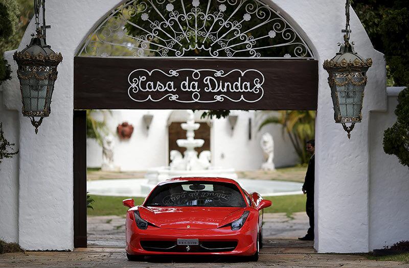 Na mansão, em Brasília, os agentes cumpriram mandados de busca e apreensão, que incluíam três carros de luxo do ex-presidente do Brasil: Ferrari, Lamborghini e Porsche