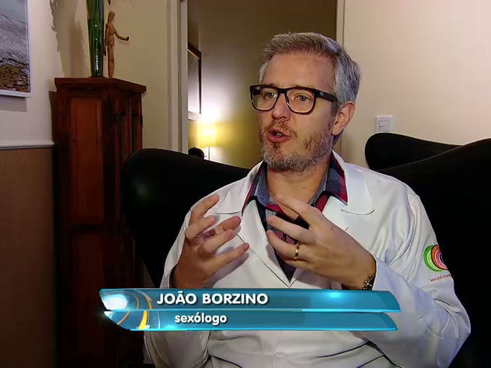 O sexólogo explica com detalhes. 

— O nosso
corpo, quando acontece um beijo bem romântico, ele muda totalmente! É uma
química nova que fica circulando. Então, você vai ter, por exemplo, o batimento
cardíaco: uma coisa que vai de 70, um nível normal de uma pessoa média, a 150,
200, ou seja, um nível de pronto socorro. Se a pessoa chegasse assim no pronto
socorro, ela seria internada!

> Veja toda a programação da Record no R7 Play