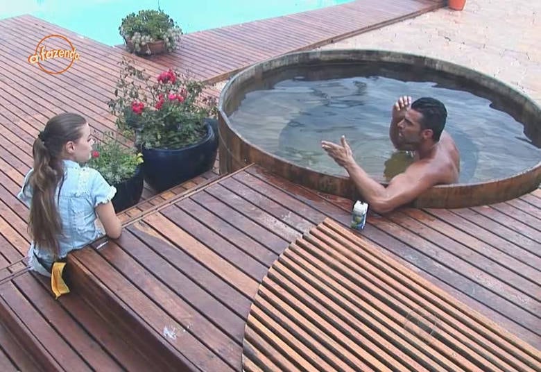 O que seria um simples pedido de desculpas se
transformou em grande repercussão na sede de A Fazenda. JP Mantovani chamou Rayanne Morais para se
desculpar por brincadeira realizada em uma atividade, mas a conversa se
estendeu, e os peões na sede não gostaram nada disso

+ Em atividade, peões comentam momentos marcantes de cada uma das semanas de confinamento
+ Turma do Ronco: Peões descansam durante a tarde do último sábado de A Fazenda 8
+ Douglas, Rayanne e Ana Paula cantam músicas de Latino e peão enfatiza: “Quem planta sacanagem colhe solidão”


