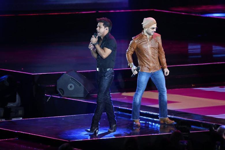 Enquanto isso, o trabalho de Zezé enfrenta um probleminha. Em outubro, ele se apresentou com Luciano no Prêmio Multishow de Música Brasileira e foi bombardeado de críticas. Durante o show, ficou claro que a voz de Zezé não é mais a mesma e que ele não consegue atingir agudos como antes