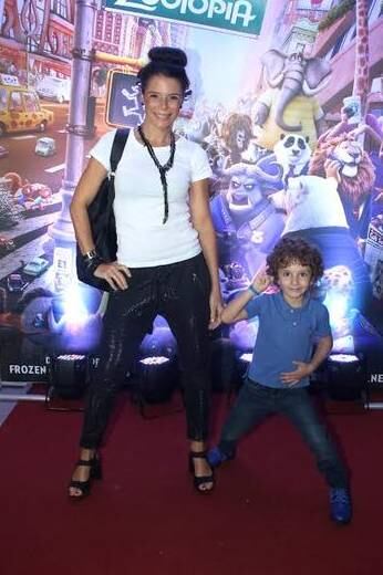 Milla Christie e o filho Arthur Sartori na estreia de Zootopia
