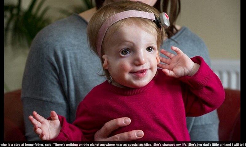 Simon, que se escondeu a vida toda para fugir do
preconceito, acredita que a filha pode ter vida diferente