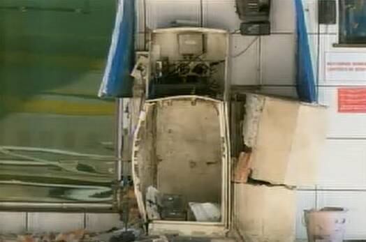 Bandidos fizeram duas explosões para conseguir abrir o cofre