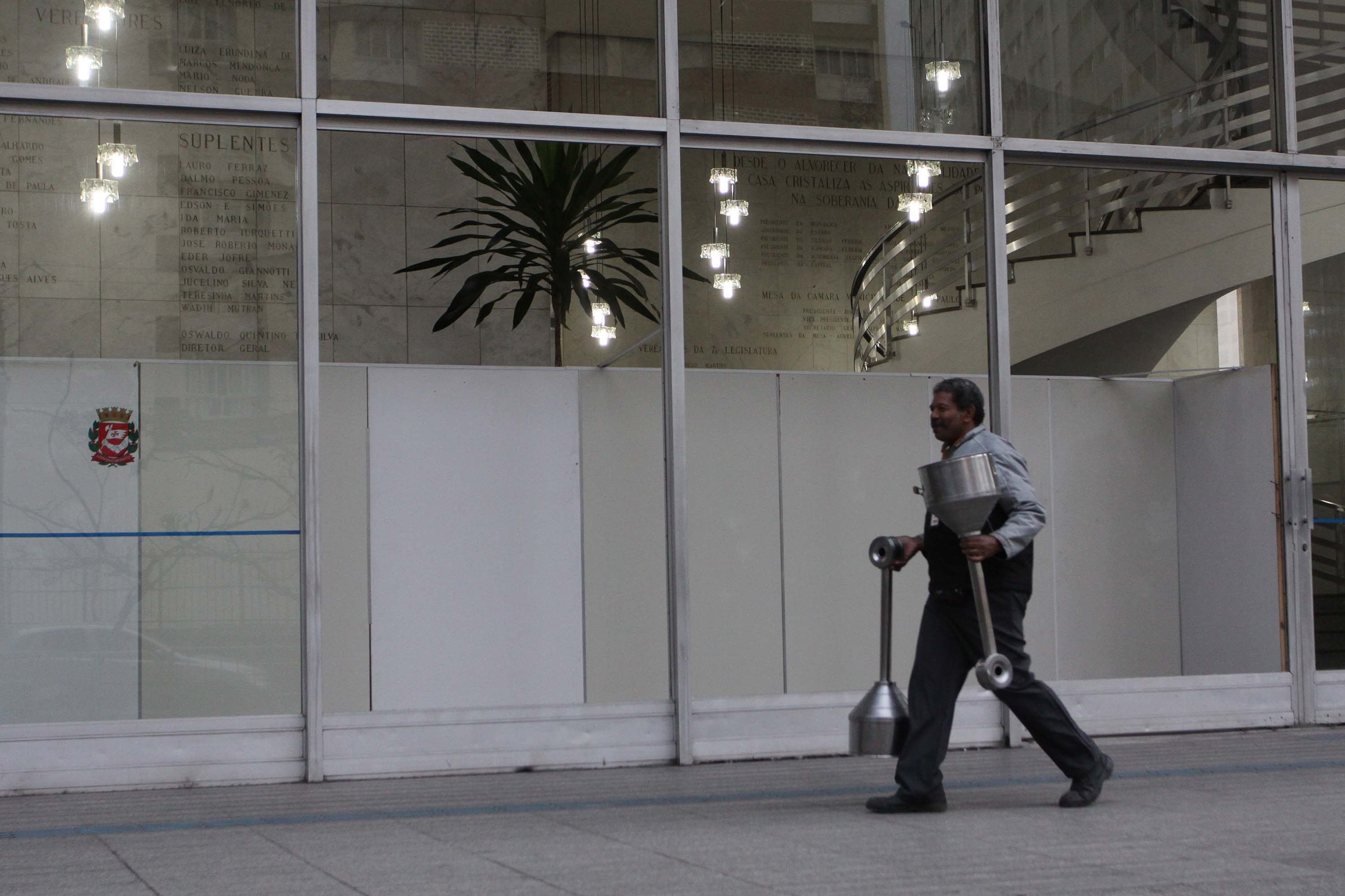 Na manhã desta quinta-feira (15), funcionários trabalhavam na limpeza do local