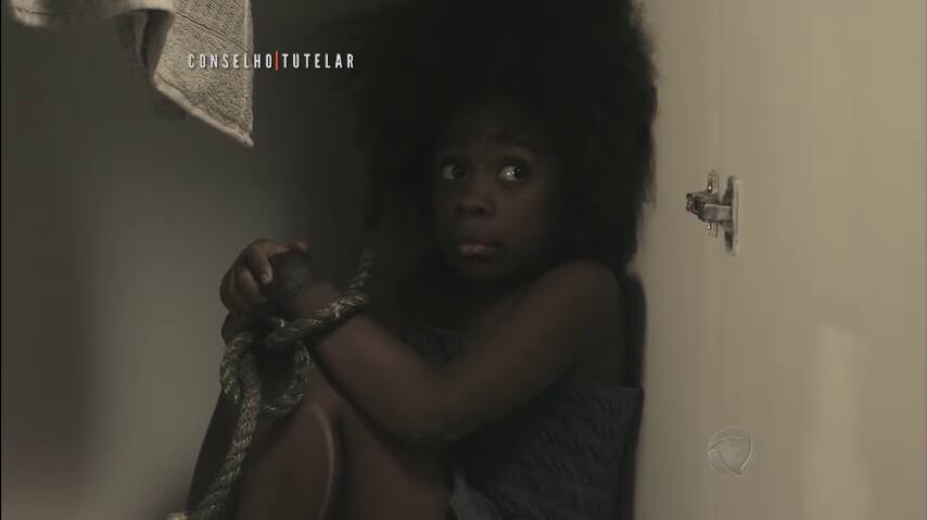 Em outra situação, Sereno vai até a casa averiguar a denúncia de uma mãe que mantêm uma das filhas em cárcere privado e encontra a criança no armário, além de indícios de que ela é mantida amarrada à cama

+ Aprenda a música exibida na vinheta de Conselho Tutelar

+ César e Sereno investigam caso de menina abusada por familiares


+ Veja imagens chocantes das cenas de violência infantil exibidas em Conselho Tutelar

