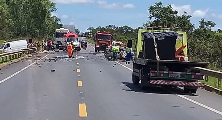 Carro de passeio ficou completamente destruído na batida, na BR-135