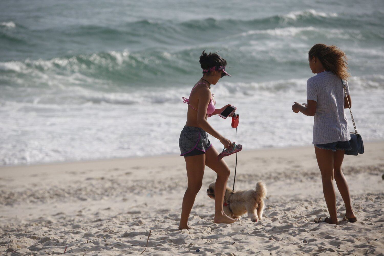 Munik mostra suas novas próteses de silicone em dia de praia no Rio