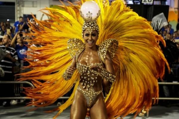Apresentadora do Programa da Sabrina, da TV Record, Sabrina Sato reinou absoluta na primeira noite dos desfiles do Grupo Especial das escolas de samba de São Paulo. À frente da bateria da Gaviões da Fiel, a japa arrebentou com uma fantasia dourada, luxuosa, feito um sol iluminando o sambódromo. Simpática como sempre, Sabrina levantou a arquibancada e ainda deu uma palhinha no camarote. Confira a performance da musa na avenida!
Acesse o R7 Play e assista à programação da Record quando quiser