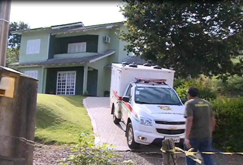 Vizinhos ouviram barulhos de tiro, por volta das 4h30. Porém, os corpos
só foram encontrados quando a empregada da família chegou para o
trabalho depois das 7h30