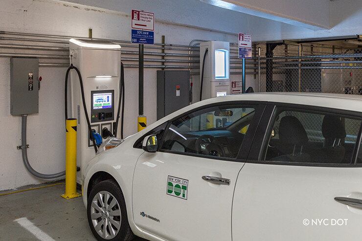 Ponto público de recarga de carro elétrico na cidade de Nova York