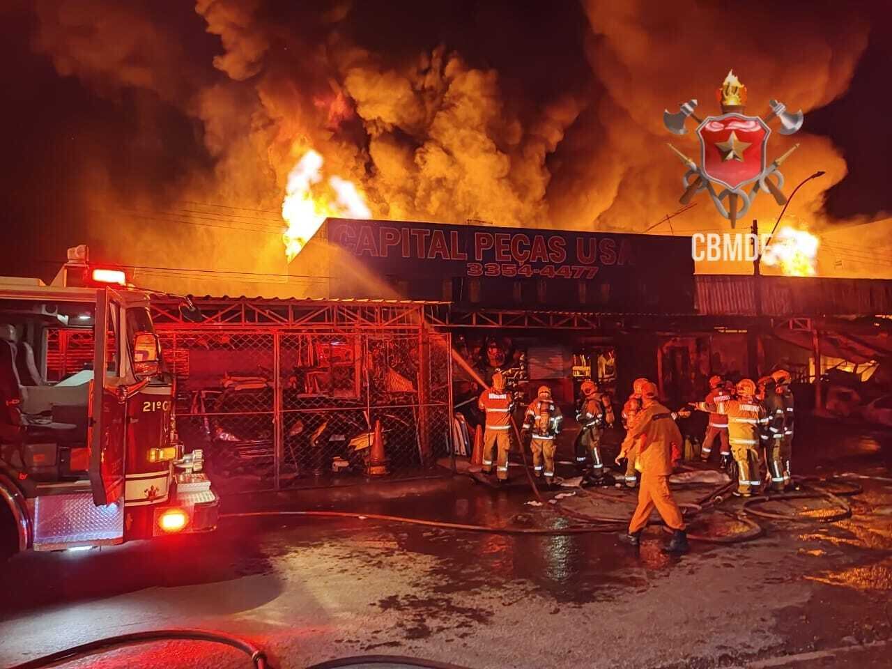 Incêndio atinge oficina e destrói 15 veículos no Distrito Federal