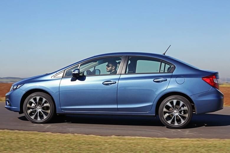 Líder de vendas em 2013 e na primeira metade de 2014, o Honda Civic
recebeu alterações sutis que buscaram realçar a esportividade e o
requinte a bordo. Por fora, a grade cromada é o destaque, junto com as
novas rodas de liga leve aro 17 diamantadas, que calçam pneus mais finos
e de baixa resistência ao rolamento — para poupar combustível. Por
dentro, a parte superior do painel e o revestimento das portas agora são
pretos e usam material de textura agradável. Na mecânica, a principal
novidade é o sistema de partida a frio para o motor 1.8 flex. LEIA MAIS
