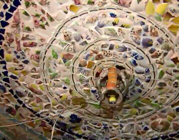 Almeida trabalhava na decoração durante os fins de semana. Ele levava cerca de 6 meses para cobrir um teto de um só cômodo. Para revestir toda a casa, o geólogo levou 26 anos.