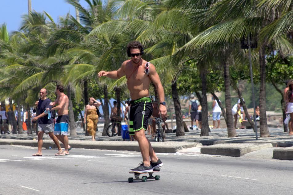 Flávio mostrou habilidade ao andar com o skate e fez manobras 