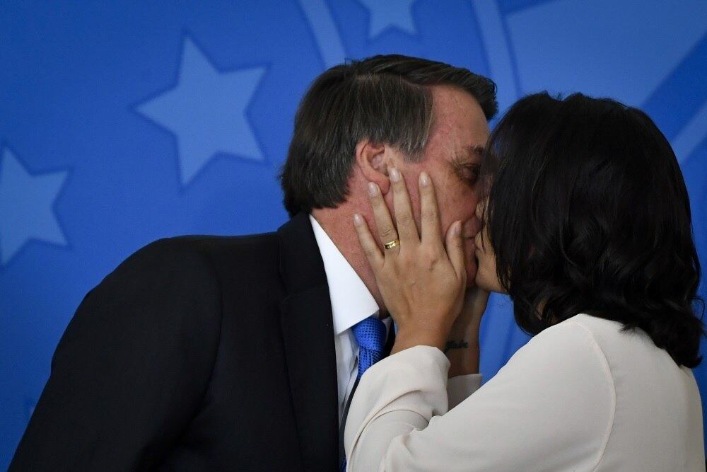 O presidente da República, Jair Bolsonaro (PSL), ao lado da primeira-dama, Michelle Bolsonaro, durante cerimônia em comemoração ao Dia Nacional do Voluntariado, realizado no Palácio da Alvorada, em Brasília (DF), nesta quarta-feira. 28/08/2019 - Foto: MATEUS BONOMI/AGIF/ESTADÃO CONTEÚDO