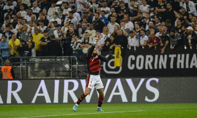 A imagem de Gabigol celebrando, dentro de Itaquera, é usada como incentivo. Luta pelo 'troco'