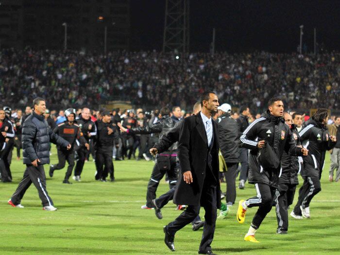 O
tumulto foi transmitido pela TV estatal do Egito, que mostrou as cenas em que os
torcedores invadem o campo após o final da partida entre Al Masry e Al Ahly —
este último, adversário do Corinthians nesta quarta-feira (12) pelo Mundial de Clubes, é o time mais popular do país