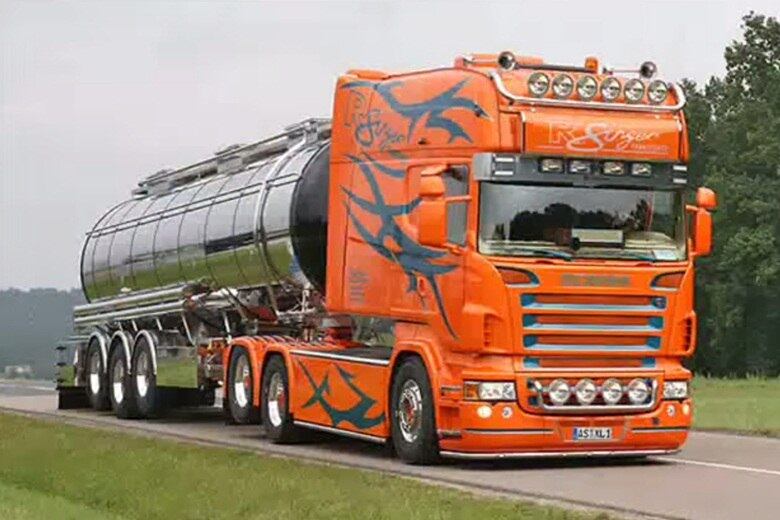 Pinturas em tribal e muitas luzes para não ver tudo