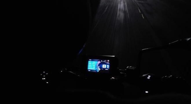 No escuro, punhos iluminados e painel muda de cor