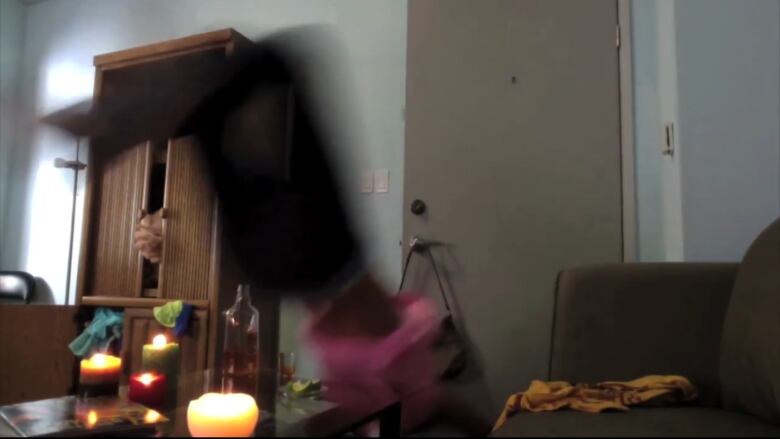 A colega de quarto, porém, abre a porta e acidentalmente derruba
Caitlin, que cai sobre uma mesa que continha velas e quase provoca um
incêndio