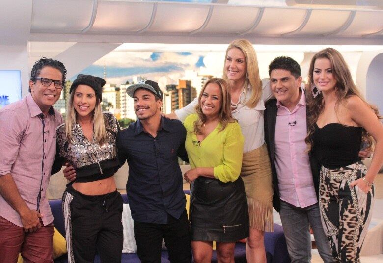 Douglas Sampaio acordou ainda como um peão de A Fazenda 8 e
foi dormir como o novo milionário e grande campeão do reality show. A vitória
estava sendo processada pelo ator enquanto deixava o palco do Hoje Em Dia e
conversava com o R7 sobre sua trajetória do programa, o qual o tornou um “novo
Douglas”