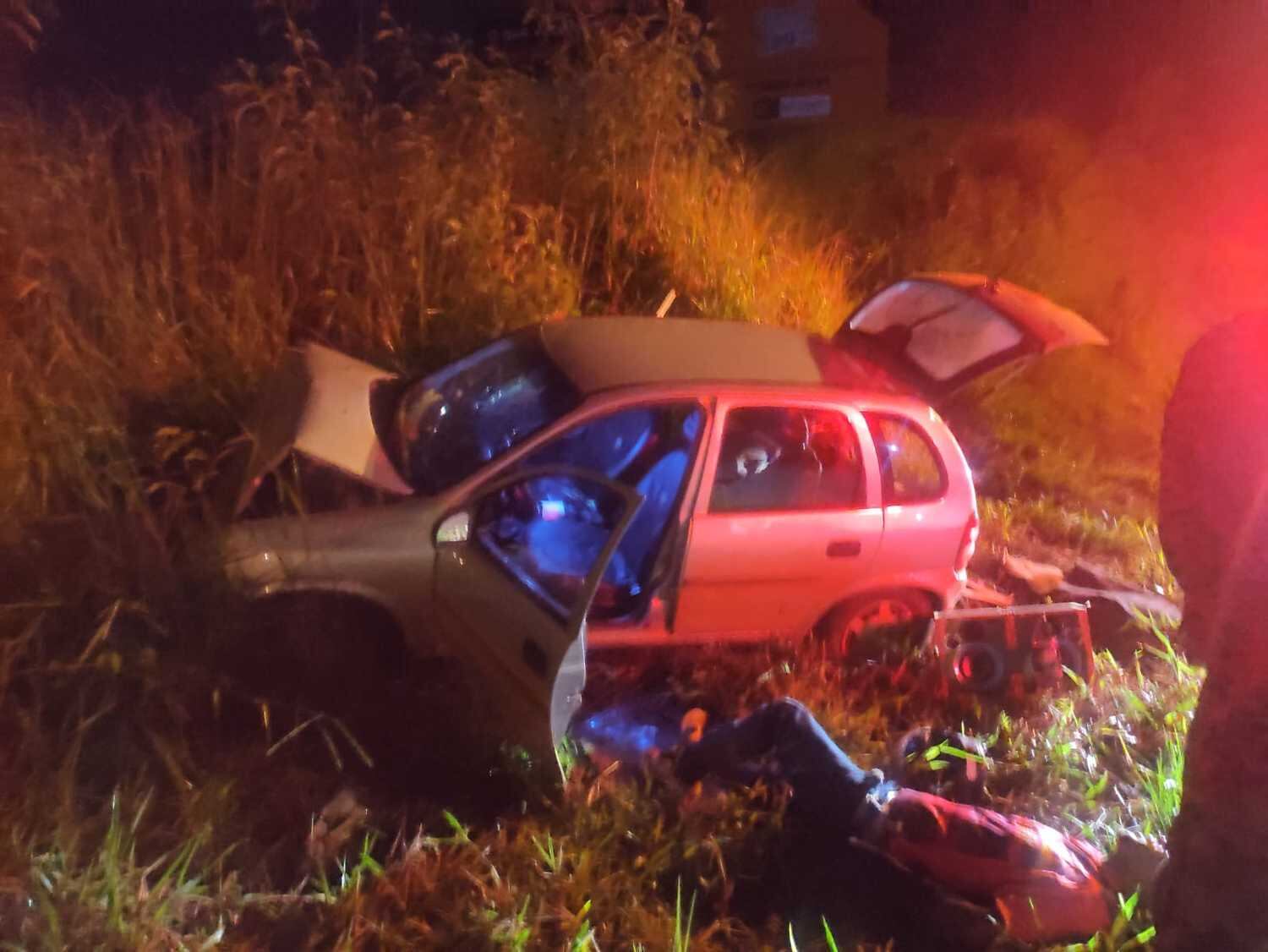 Carro ficou destruído após bater em barranco