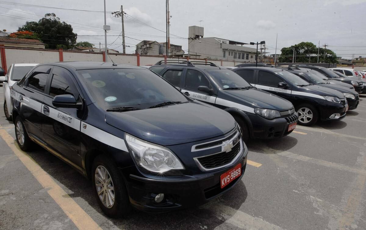 Táxis apreendidos foram levados para a Cidade da Polícia