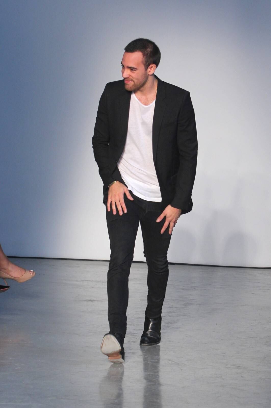 O segundo dia de desfiles da temporada inverno 2015 da São Paulo Fashion Week começou com a coleção do estilista Pedro Lourenço, nesta terça-feira (4). As modelos entraram na passarela após uma hora de atraso e vestiram peças feitas de diferentes materiais, que iam desde os trabalhos com paetês até detalhes com argolas de meta. Além dos casacos e saias que deram um ar sexy à coleção, as sandálias com saltos largos, arredondados e amarrações no tornozelo também foram destaque na passarela