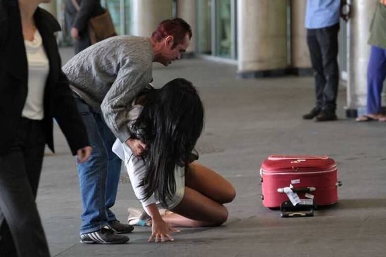 Lorena Bueri, antes de entrar na Fazenda, estrelou a foto: "Caída no corredor do aeroporto" 