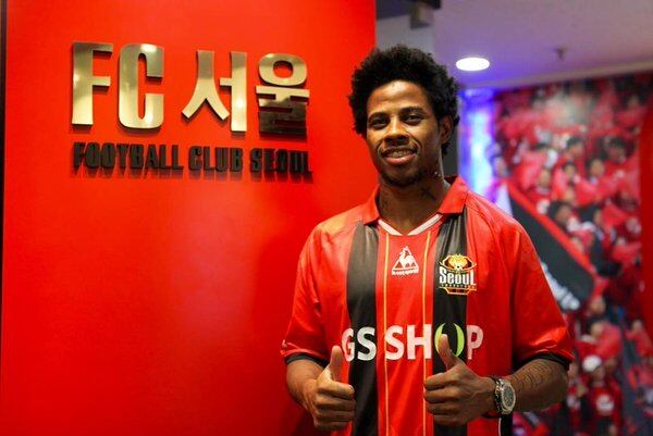 Adriano Michael
Jackson – FC Seoul
Emprestado ao Palmeiras em 2011, pelo Fluminense, Adriano Michael Jackson
deve sua fama aos programas esportivos, que encontram no jogador um bom
personagem para suas matérias. Seu ápice no clube alviverde foi durante uma partida
contra o Comercial do Piauí, em que marcou quatro vezes na vitória por 5 a 1.
No mesmo ano, se transferiu para o chinês Dailan Shide. Voltou ao Brasil em
2013, mas sem sucesso.  Em 2014, foi para
o Daejeon Citizien, da Coreia do Sul, onde marcou 35 gols em 50 partidas. No
ano passado, transferiu-se para o tradicional FC Seoul, mantendo a boa média de
gols: 13 em 15 partidas