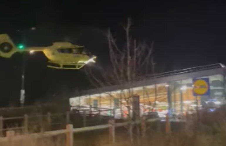 Um homem atacou três pessoas com um machado em um supermercado em Jearumont, na França, na última segunda-feira (12), e depois usou a arma para se ferir. Segundo o veículo local La Voix Du Nord, duas vítimas estavam gravemente feridas e foram transportados para um centro hospitalar, enquanto a outra vítima está com ferimentos leves