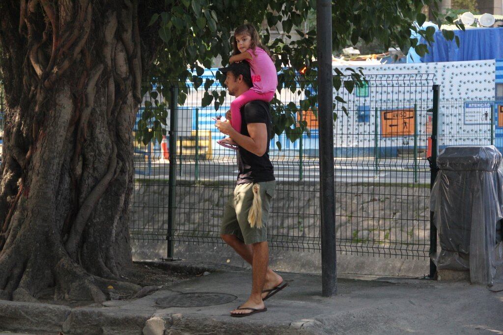 Cauã Reymond passeia com a filha no Rio de Janeiro