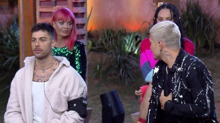 Conflito

Durante a formação da segunda Roça, Valentina votou em MC Gui. O funkeiro não esperava o voto e ficou chateado especialmente pela justificativa dada pela peoa. O assunto rendeu um debate durante a votação e ainda continuou na sede